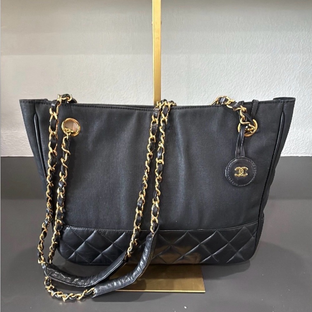 CHANEL Black Quilted Trim Chain-Strap Tote